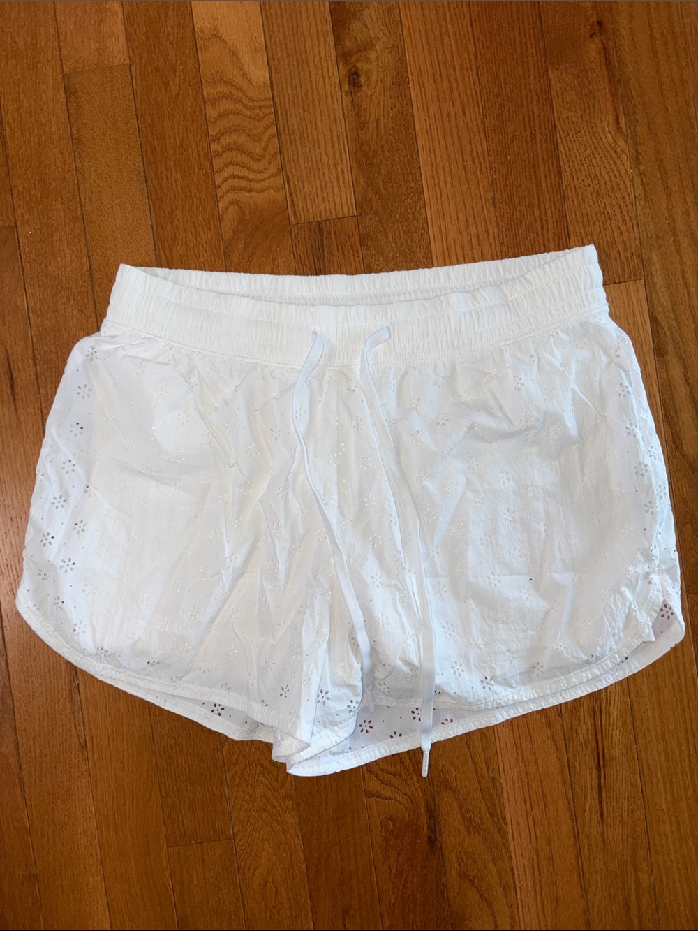 Gilly Hicks White Eyelet Lined Pull-On Shorts Size Large Beach Lounge - Picture 2 of 8